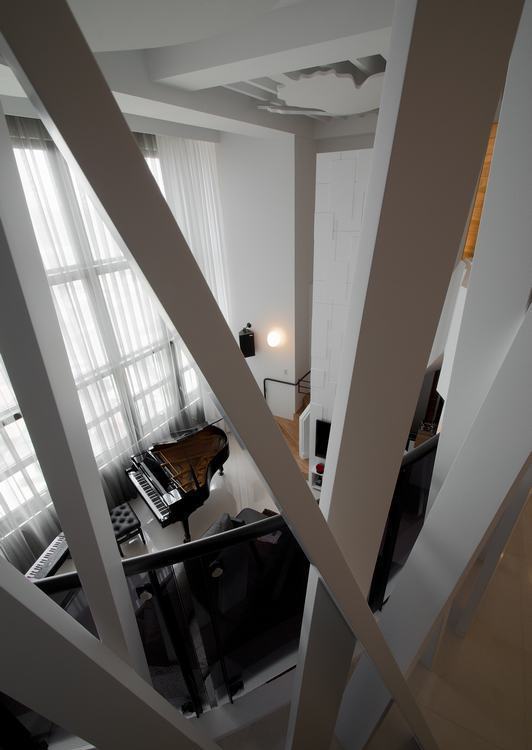 现代风格白色柱体装修案例