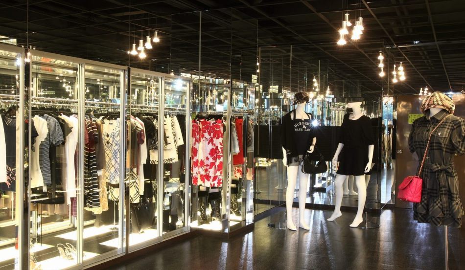 现代风格衣物展示欣赏图
