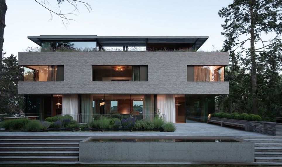 三层带车库景观别墅 / Znameni Ctyr Architekti