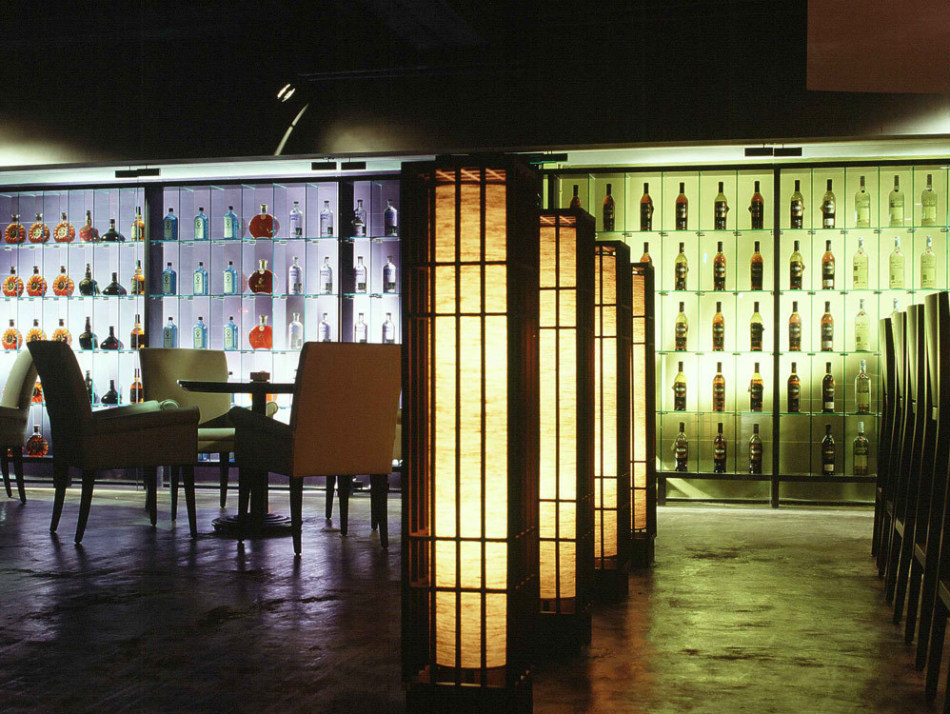 前卫风格玻璃酒窖图片